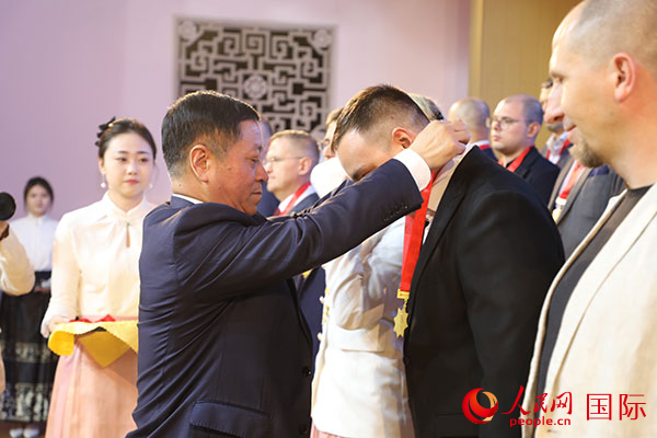 中國駐俄羅斯大使張漢暉為獲獎(jiǎng)?wù)哳C獎(jiǎng)。人民網(wǎng)記者 肖新新攝