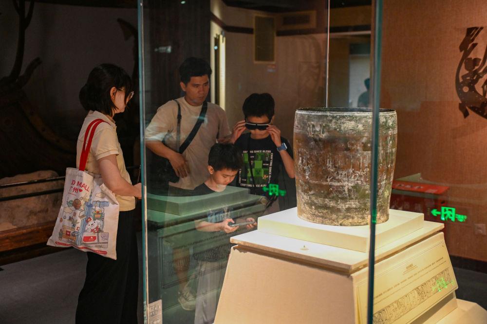 △2025年5月18日，游客在廣東廣州南越王博物院（王墓展區(qū)）體驗AR眼鏡智慧導(dǎo)覽服務(wù)。