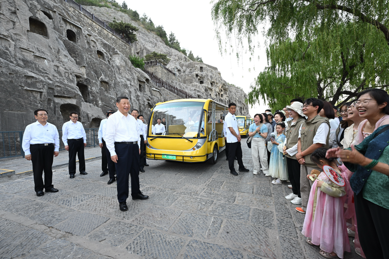 5月19日，習(xí)近平在洛陽龍門石窟考察時(shí)，同游客親切交流。