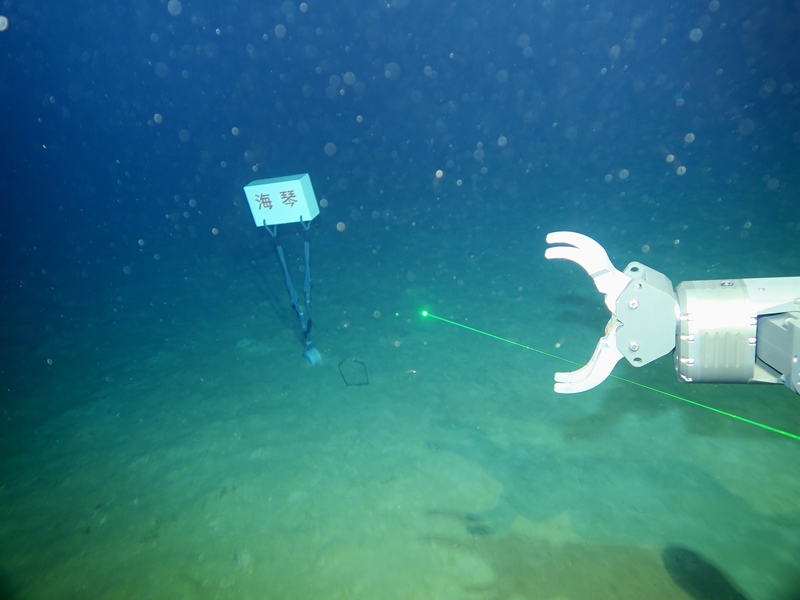 新華全媒+|我國自主研制的6000米級深海無人遙控潛水器“海琴”號在南海成功海試(1)XxjpsgC007310_20250824_PEPFN0A001.jpg